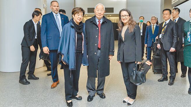 APEC落幕，矢言改革WTO；但未提以哈、俄烏戰爭。圖為APEC前夕，台灣領袖代表張忠謀（前中）、夫人張淑芬（前左）與駐美代表蕭美琴（前右）前往接機，3人在舊金山機場合影留念。（APEC台灣代表團提供）