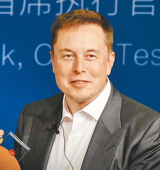 马斯克点讚一篇反犹太发文，麦当劳等企业抽回在X的广告。图为马斯克出席记者会。（中新社）