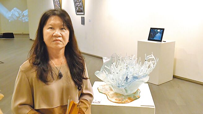 琉璃艺术家许惠卿以《梦想之地》获得2023台东美展立体造型与传统工艺类奖，以及最高荣誉「台东奖」，作品将由台东美术馆典藏。（萧嘉蕙摄）