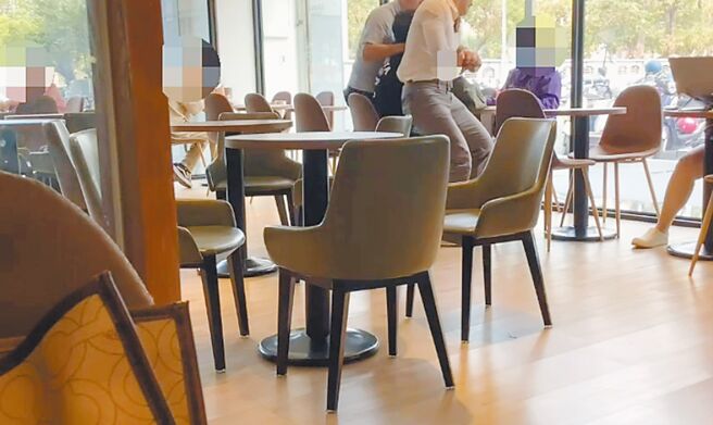 高雄小港分局员警于15日抓诈骗车手，先假扮来咖啡厅用餐的客人，于趁车手现身后立刻上前压制。（读者提供／洪靖宜高雄传真）