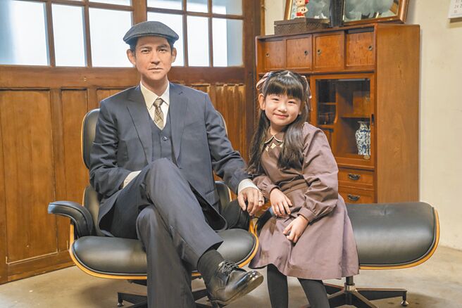 周渝民（左）为「阿公」化上老妆，他坦言这个角色依旧在他心中，还将导演给的剧照裱框放在鞋柜上。（甲上娱乐提供）