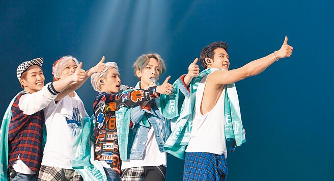 《My SHINee World》纪录片中可以看到5名成员完整现身的画面。（车库娱乐提供）