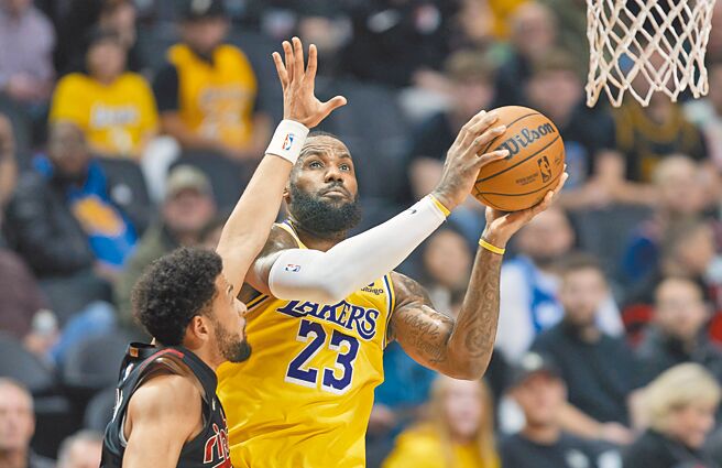 湖人「小皇帝」詹姆斯（右）对拓荒者拿下35分、9助攻与5篮板。（美联社）