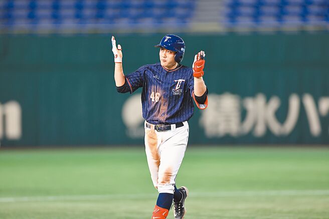 亚冠赛中华队18日在东京巨蛋交手韩国队，刘基鸿在4局上敲出阳春炮。（中职提供）