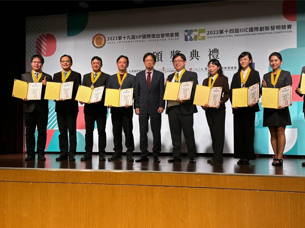 校長林裕豐（中間左一）獲頒2023IIP學術國光獎章。(校方提供／蔡依珍桃園傳真)