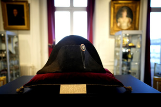 影》拿破崙稱帝時戴過！雙角帽6700萬元拍出破紀錄