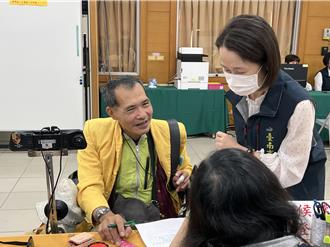 南市立委登記首日 無黨籍侯陸太坐輪椅登記搶頭香