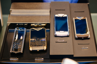 以為撿到老人機！她歸還嚇呆是「手機界勞斯萊斯」 價值超乎想像