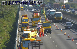 國1北上岡山段小貨車翻 螺絲滿地車流回堵10公里