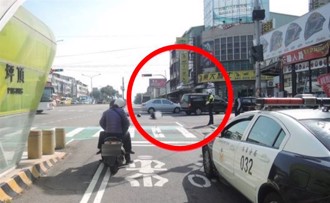 台中機車撞違規右轉轎車 車子對折騎士慘死