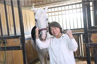 刷毛、餵食、騎馬  另類喘息之旅讓家庭照顧者喘口氣
