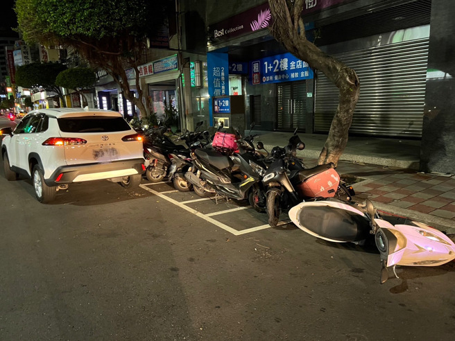 劉姓女駕車撞路邊機車，導致7車毀損，疑因未注意車距釀禍。（翻攝畫面）