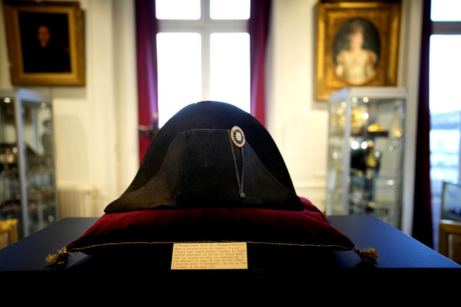 法国政治及军事领袖拿破崙（Napoleon Bonaparte）担任皇帝时所戴过的一顶帽子在巴黎拍卖，最终以193.2万欧元（约新台币6700万元）拍出。（图／美联社）
