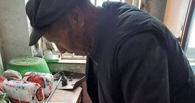 河北唐山一名91岁退休老师，凭藉拾荒助人已有22年。（图／翻摄自纵览新闻）