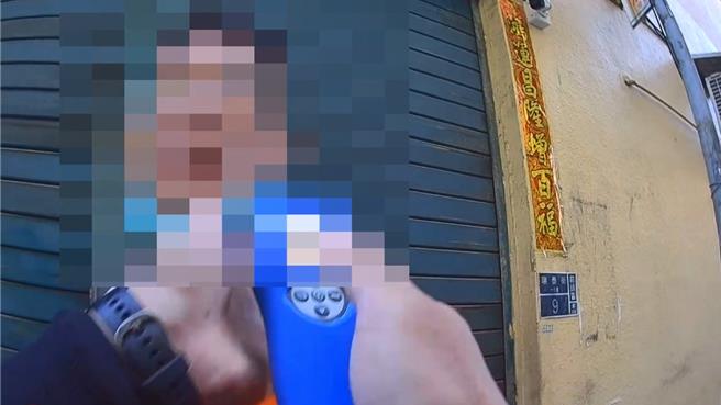 高雄54岁的曹男原本下班后与朋友小酌几杯，没想到突然接到老婆电话，说想吃滷肉饭便当，便酒驾上路。（高市凤山分局提供／杨舒婷高雄传真）