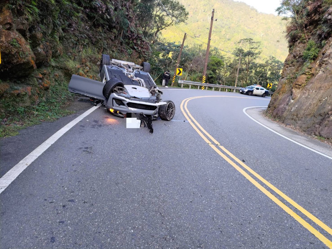 廖男驾车在北宜公路不慎自撞山壁后翻车。（翻摄画面）