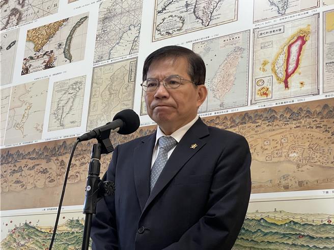 交通部长王国材20日在立院受访表示，台铁同仁提早退休现在一一劝回，不会因为公司化提早退休。（蔡亚桦摄）