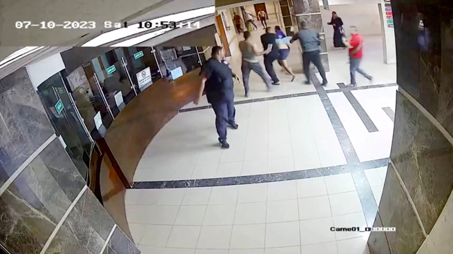 以色列19日公布哈瑪斯強押人質進加薩最大西法醫院的監視器畫面。（圖／路透社、以色列國防軍）