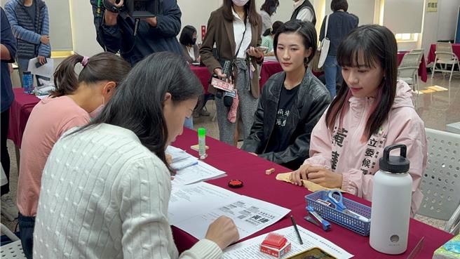今（20）日起2024总统、立委参选展开登记，民进党高市第六选区黄捷抢头香完成登记，亲妹妹黄蓉乐当「幸运女神」。（柯宗纬摄）