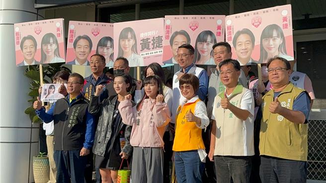 黄捷今在5位竞选总干事高市议员黄文益、郭建盟、汤咏瑜、李乔如、简焕宗以及5区里长主席等人陪同下登记。（柯宗纬摄）