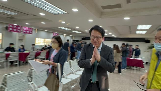 民进党高市第二选区立委邱志伟挑战4连霸，他今早在太太陪同下低调现身高市选委会登记。（柯宗纬摄）