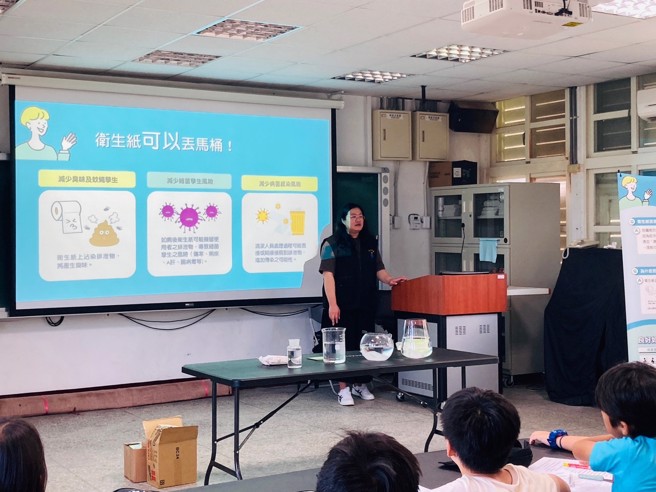 花莲县政府办理优质如厕文化宣导，让学童了解外出使用公厕也应该随手维持清洁。(图/花莲县环境保护局提供)