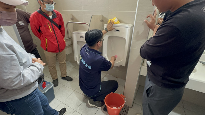 办理公厕清扫学习活动，教导公厕维护人员正确运用工具清洁公厕，使公厕维护作业更臻完美。(图/花莲县环境保护局提供)
