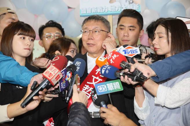 沈富雄認為，柯文哲當市長8年、拚選舉1年，能當副總統已經很不錯。圖為柯文哲（中）21日表示，22日會先開記者會回應侯友宜比9份民調的喊話。（張鎧乙攝）