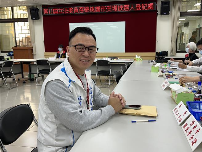 新党战将游智彬20日在党主席吴成典与支持者簇拥下，完成登记参选中坜区立委，他身着游骑兵服在选委会大门口，手持弓箭瞄准贪腐、猪哥的民进党，力拚下架民进党。（蔡依珍摄）