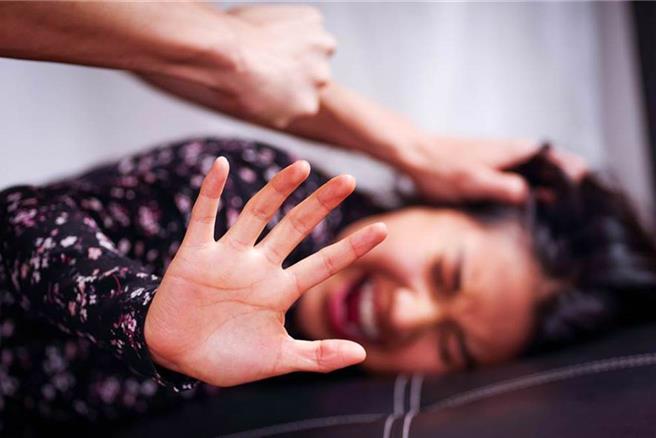 曹姓男子前年因搬家问题与前女友爆发衝突，她找来杨姓友人请曹男离开她住处，他因而心生不满，再度返回戴女住处时，以拳头殴打杨男致死，最高法院判刑8年6月定谳。（示意图，达志影像）