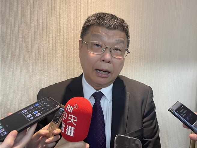 台铁局长杜微20日受访表示，明年公司化挂牌之后，宽估明年1到6月退休、优退人员不会超过1300人。（蔡亚桦摄）