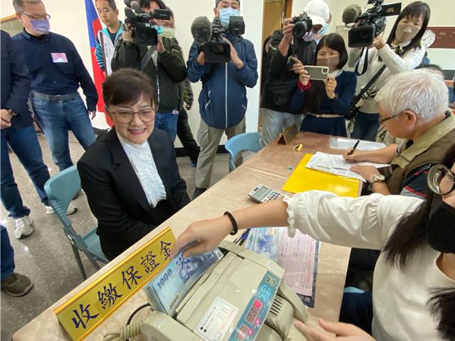 柯美兰20日上午登记时，忘了带20万元保证金，还好友人与工作人员赶紧到附近提领现金集资缴纳才完成登记。（陈育贤摄）