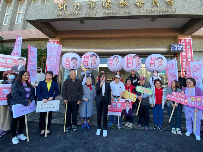 以无党籍参选的民眾党主席柯文哲胞妹、眼科医师柯美兰（中）20日上午拔得头筹，9点完成登记。（陈育贤摄）