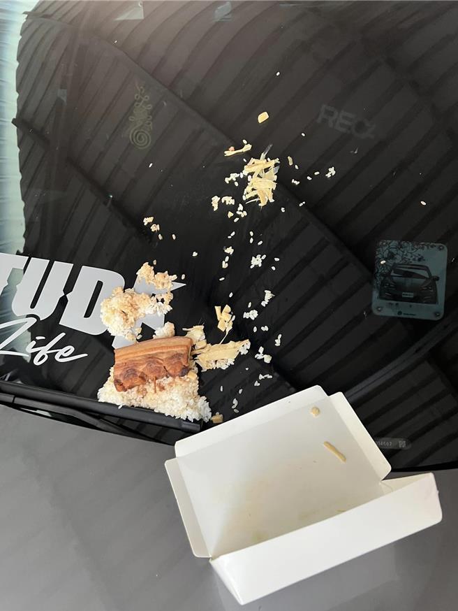 有民眾在「~~我愛鹿港小鎮~~2」臉書Po文，表示停在自家門口的愛車，無辜遭人砸了1碗爌肉飯，整塊爌肉跟白飯就躺在擋風玻璃上，讓他相當傻眼，氣得將過程Po到臉書上，要求肇事民眾出面（翻攝臉書「~~我愛鹿港小鎮~~2」／吳建輝彰化傳真）