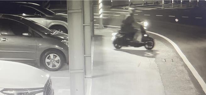 警方表示，循線逮到丟置爌肉飯的男子，其供稱與友人有金錢糾紛，討錢不成才隨機砸爌肉飯，車主並不提告，警方也規勸男子下次別再這樣。（民眾提供／吳建輝彰化傳真）