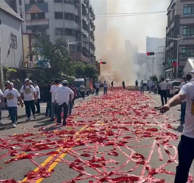 高雄左营于11月19日举行庙会活动，遶境人员大放鞭炮，噪音与空污相当扰民，警方与环保局共依无照驾驶、闯红灯、空污法、废清法等开出24张罚单，两者合计可罚17.7万元。（民眾提供／林瑞益高雄报导）