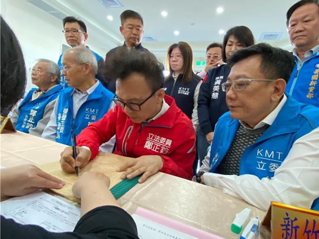 国民党新竹市参选人郑正钤（右二）20日在议长许修睿（右一）及大批支持者陪同下于10点10分完成登记。（陈育贤摄）
