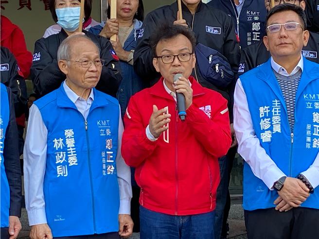 郑正钤（中）大打政绩牌，强调自己4年任内替地方争取超过55亿元推动各项重要建设，优质立委要强势连任。（陈育贤摄）