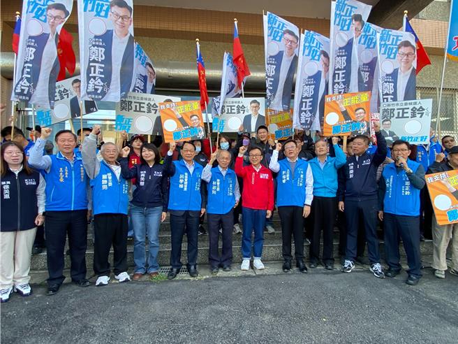 国民党新竹市参选人郑正钤（右六）20日在大批支持者陪同下于10点10分完成登记。（陈育贤摄）