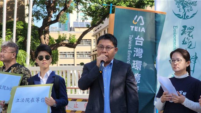 立委邱显智与民团今赴行政院门口举办「四年推动未果 海保迫在眉睫」记者会，盼政院儘速提出海洋三法草案，让其余两法在本会期通过，并说明至今无实质进展的阻碍为何，与民团沟通克服。（邱显智国会办公室提供）