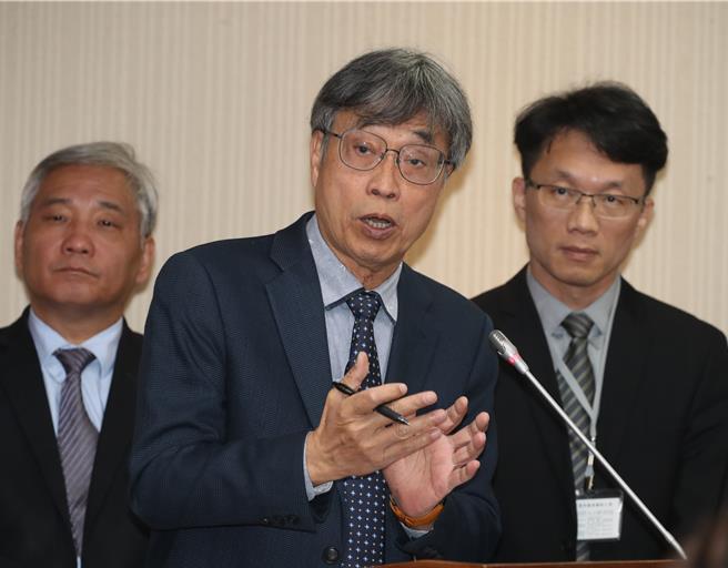立法院環衛、經濟、內政聯席委員會20日審查老年農民福利津貼暫行條例部分條文修正草案，農業部代理部長陳駿季（中）上台答詢。（劉宗龍攝）