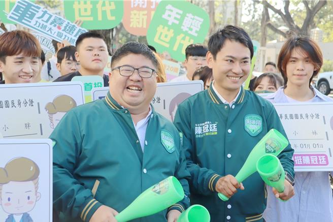 民进党嘉义县一、二选区立委选将蔡易余、陈冠廷20日在多位首投族、青年代表陪同下，连袂至嘉义县选委会完成登记。（吕妍庭摄）