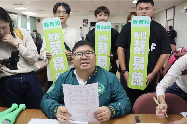 争取连任的立委蔡易余说，他个人选很多次了，这次第4次，算是严选，对自己严格，所以是「严选蔡易余」。（吕妍庭摄）