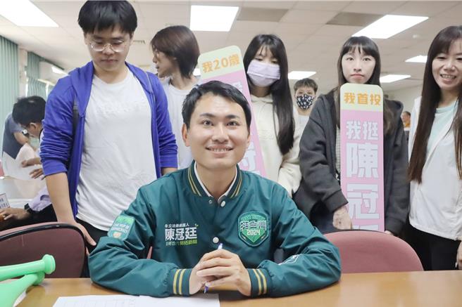 陈冠廷强调，他会以「年轻世代、壮大嘉义」主轴来推动，山、海连一线，嘉义连线，全心全力为嘉义团结、付出、贡献。（吕妍庭摄）