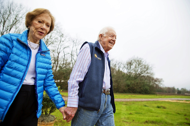 美国前第一夫人罗莎琳．卡特（Rosalynn Carter）辞世，卡特哀悼爱妻是一生的「平等伙伴」，讚赏只要罗莎琳在，「我就知道有人爱我、支持我」，一番话令人动容。图为2017年2月资料照。（资料照／美联社）