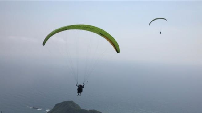 花莲县政府教育处将重新起草自治条例强制规范飞行伞业者，盼在1年内完成并送进议会审议。（民眾提供／罗亦晽花莲传真）