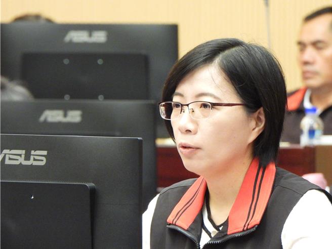 花莲县政府教育处代理处长翁书敏今在县议会定期大会说明未来对于县内飞行伞业者规范的因应措施。（罗亦晽摄）