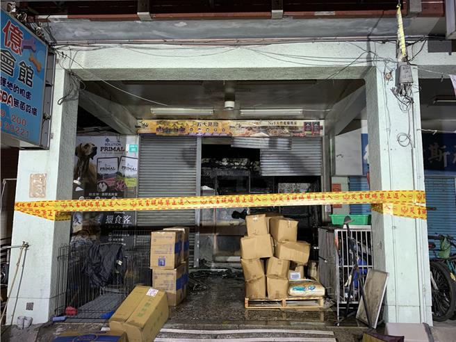 台南市中西區大同路一家寵物店凌晨1時許發生火警，店內25隻寵物犬葬生火窟，引發民眾關心，警消人員發現包括剛出生幾個月的幼犬都被燒死。（讀者提供／程炳璋台南傳真）