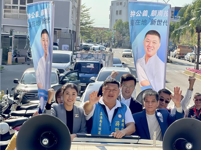 國民黨籍立委參選人游顥登記參選投二選區立委，在南投縣長許淑華、南投縣議長何勝豐、南投市長張嘉哲等人陪同下掃街拜票。（楊靜茹攝）