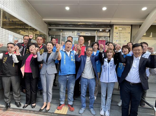 國民黨籍立委參選人游顥在許淑華、何勝豐、張嘉哲及多名民代陪同下，前往南投縣選委會登記參選投二選區立委，營造團結氣勢。（楊靜茹攝）